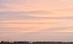 Des camions sont garés sur l'aéroport désaffecté de Manston prÚs de Ramsgate dans le sud-est de l'Angleterre pour un exercice avant le Brexit afin d'évaluer comment éviter des embouteillages potentiels, le 7 janvier 2019