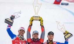 Le NorvĂ©gien Aleksander Aamodt Kilde, vainqueur de la descente de KitzbĂŒhel, comptant pour la Coupe du monde de ski alpin, entourĂ© des Français Johan Clarey (g, 2e) et Blaise Giezendanner, le 21 janvier 2022