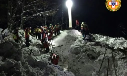 Les secouristes poursuivent leurs recherches le 23 janvier 2017 dans les décombres de  l'hôtel Rigopiano le 23 janvier 2017 dévasté par une avalanche à Farindola en Italie