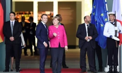 La chancelière allemande Angela Merkel (d) et le président français Emmanuel Macron, lors d'une rencontre à Berlin le 15 mai 2017