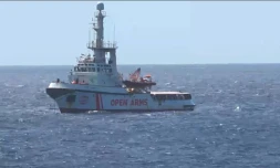 Capture d'image d'une vidéo de Local Team montrant le bateau humnitaire espagnol Open Arms prÚs des cÎtes de l'ßle de Lampedusa, le 15 août 2019 en Italie