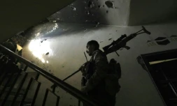 Un membre des Forces démocratiques syriennes (FDS) patrouille à l'intérieur d'un immeuble près de la Vieille ville de Raqa, le 3 septembre 2017