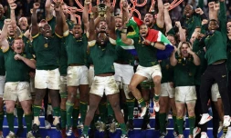 Le capitaine de l'Afrique du Sud Siya Kolisi (au centre) soulève le trophée Webb Ellis sur le podium après la victoire en finale de la Coupe du monde 12-11 contre la Nouvelle-Zélande au Stade de France, Saint-Denis, France, le 28 octobre 2023 