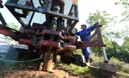 Une foreuse troue le sol pour remonter des carottes de roche, le 17 octobre 2017 à Rouchechouart, en Haute-Vienne 