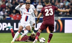 Corentin Tolisso, buteur pour Lyon à l'aller, ici au-dessus du milieu de terrain de Besiktas Anderson Talisca le 13 avril 2017 au Parc OL, lors de la 1re manche entre les 2 clubs