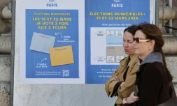 Des affiches expliquent les modalités de scrutin pour les élections municipales à Paris, le 9 mars 2026