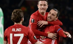 L'attaquant de Manchester United Zlatan Ibrahimovic (d) est congratulé par ses coéquipiers après son triplé face à Saint-Etienne en Europa League à Old Trafford, le 16 février 2017 