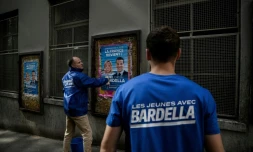 Des bĂ©nĂ©voles du RN collent des affiches de campagne de Jordan Bardella, prĂ©sident du parti et tĂȘte de liste aux europĂ©ennes, le 6 mai 2024 Ă Lyon
