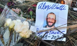 Des fleurs laissés sur un mémorial de fortune en hommage à Alex Pretti, un infirmier américain tué par balle par des agents fédéraux, à Minneapolis (Minnesota), le 25 janvier 2026