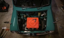 Une Classic Mini équipée d'un moteur électrique dans l'atelier de l'entreprise London Electric Cars, le 6 mai 2022 à Londres