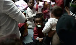 Photo fournie par les ONGs Medecins Sans Frontières (MSF) et SOS Mediterranée le 15 juin 2018 montrant des migrants à bord de l'Aquarius en route vers le port de Valence, en Espagne