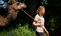 L'éleveuse de chameaux Camille Tessier sà la ferme "Prairie de Cameline", à Terre de Bancalier, près de Toulouse, le 17 mai 2022