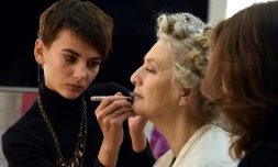 Séance de maquillage pour Olga Kondracheva (d), 71 ans, avant de poser pour un magazine féminin, le 20 novembre 2016 à Moscou