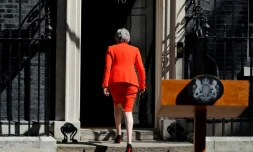 La Première ministre britannique Theresa May repart après avoir annoncé sa démission devant le 10 Downing Street, le 24 mai 2019