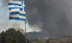 Un incendie se rapproche du village de Vatera, dans l'est de la station balnéaire populaire de l'île grecque de Lesbos, le 23 juillet 2022