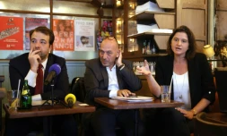 Elise Van Beneden, présidente du bureau d'Anticor, à droite, aux côtes de Jean-Baptiste Soufron, à gauche et Jérôme Karsenti, au centre, avocats pour Anticor, le 4 octobre 2022 à Paris