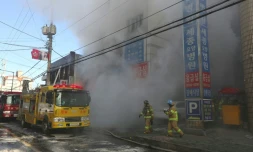 Des pompiers luttent contre l'incendie d'un hÎpital à Miryang, le 26 janvier 2018 en Corée du Sud
