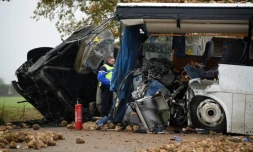 Des gendarmes sur le lieu d'un accident entre un bus scolaire et un poids lourd à Bavincourt près d'Arras le 14 novembre 2016