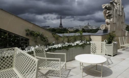 Vue prise depuis la terrasse de la suite "Bernstein" de l'hôtel Crillon à Paris, le 30 juin as the Eiffel Tower