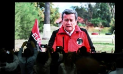 Le dirigeant de la guérilla colombienne de l'ELN, Pablo Beltran, sur une vidéo projetée lors du congrès des Farc, autre guérilla devenue parti politique après la signature d'un accord de paix avec le gouvernement, le 27 août 2017 à Bogota