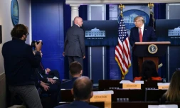 Le président américain quitte la salle de presse de la Maison Blanche aprÚs avoir été informé par un agent chargé de sa sécurité, à gauche, qu'il devait partir aprÚs un ou des tirs à l'extérieur, le 10 août 2020