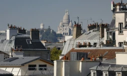 La basilique du SacrĂ©-CĆur et des toits de zinc lors d'une vague de chaleur Ă Paris, le 7 septembre 2023