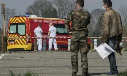 Des soldats préparent l'installation d'un hôpital militaire près du CHU à Mulhouse le 20 mars 2020