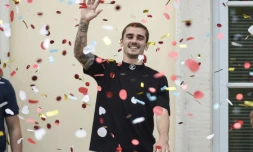 Le joueur de football français Antoine Griezmann salue ses fans dans sa ville natale de Mâcon, le 20 juillet 2018