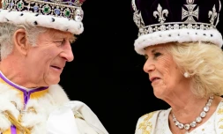 Le roi Charles III et la reine consort Camilla aprĂšs leur couronnement, le 6 mai 2023 au balcon de Buckingham Palace, Ă Londres