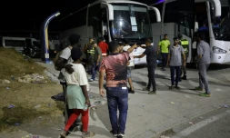 Des membres des forces de l'ordre marocaines acheminent par bus vers leurs villes d'origine des personnes qui avaient pénétré illégalement dans l'enclave espagnole de Ceuta, sur la côte nord du Maroc, le 1er août 2026 à Fnideq 