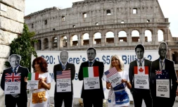 Des activistes de l'organisation américaine Avaaz manifestent avec des silhouettes représentant des dirigeants du G20 devant le Colisée à Rome le 29 octobre 2021