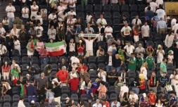 Des supporters iraniens arborent le drapeau pré-révolutinnaire lors du match du Mondial-2024 contre la Nouvelle-Zélande le 15 jui 2026 à Los Angeles