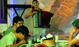 Des clients dînent au son d'un accordéon dans le restaurant nord-coréen Okryu-gwan, à Dubaï, le 21 septembre 2017