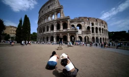 Des touristes se prennent en photo devant le Colisée à Rome, le 21 juillet 2017 