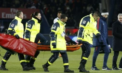 L'attaquant brésilien du PSG Neymar sorti sur civière lors du match contre Marseille le 25 février 2018