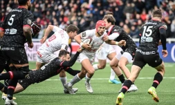 L'ailier toulonnais Gabin Villière transperce la défense lyonnaise, lors du match de la 22e journée du Top 14, le 2 avril 2022 au Matmut Stadium de Gerland à Lyon