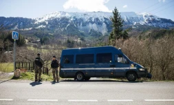 Des gendarmes sécurisent un périmÚtre autour du village du Haut-Vernet deux jours aprÚs la découverte d'ossement du petit Emile porté disparu l'été dernier, le 2 avril 2024 dans les Alpes-de-Haute-Provence