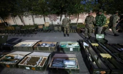 L'armée azerbaïdjanaise expose des armes saisies aux forces séparatistes au Nagorny Karabakh, le 23 septembre 2023 à Choucha, en Azerbaïdjan
