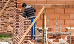 Un maçon à Godewaersvelde (Nord), le 6 mars 2017