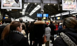 Des voyageurs gare Saint-Lazare à Paris, le 26 avril 2016 jour de grève dans les transports 