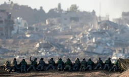 Des militaires israéliens tiennent une position au sommet d'une colline surplombant le nord de la bande de Gaza, le 11 décembre 2023 dans le sud d'Israël