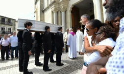 Le cercueil de Louis Fajfrowski, un jeune rugbyman d'Aurillac décédé brutalement après un match, lors de ses obsèques le 17 août 2018 à Fabrègues 