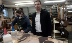 Brice Goguet, fondateur de la compagnie Voltaire, spécialisée dans la fabrication de selles sur mesure et high tech, dans les ateliers à Bassussarry, le 6 février 2017