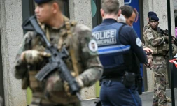 Des militaires de l'opération "Sentinelle" et des policiers municipaux devant le lycée de Nantes où une lycéenne a été tuée et trois autres blessés à coups de couteau par un élève, le 24 avril 2025 