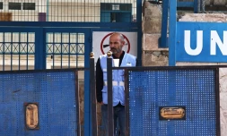 Un employé debout dans une école gérée par l'Unrwa dans le camp de Jalazone, au nord de Ramallah, en Cisjordanie, territoire palestinien occupée par Israël, le 4 novembre 2024