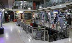 Des commerçants afghans attendent des clients dans un centre commercial, le 30 juin 2026 à Hérat, dans l'ouest de l'Afghanistan