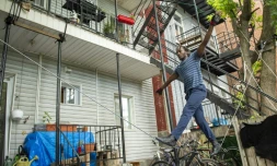 Antino Pansa, étudiant en cirque, s'entraßne dans la cour devant chez lui, le 6 juin 2020, à Montréal, au Canadal