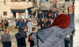 Des Palestiniens inspectent les dégâts causés par un bombardement israélien, le 19 décembre 2023 à Rafah, dans la bande de Gaza