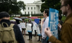 Des manifestants devant la Maison Blanche à l'appel de l'association pour les libertés civiles ACLU pour protester contre la séparation des familles à la frontière américano-mexicaine, le 22 juin 2018
