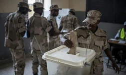 Un membre des forces de sécurité vote, le 28 octobre 2025 à Stone Town en Tanzanie